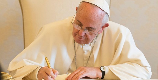 El Papa Francisco firmando el decreto de beatificación de Ana de Lobera y Torres - Ana de Jesús